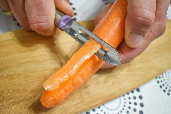 Чистка моркови